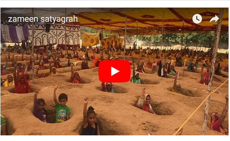 half-buried farmers Zameen Satyagrah Nindar Jaipur