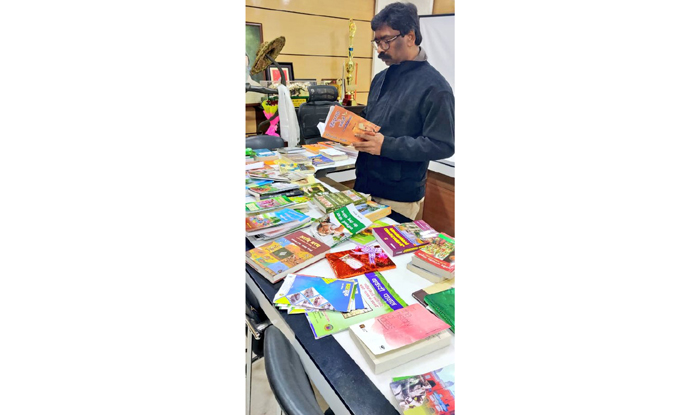 hemant soren books youth jobs santoshi