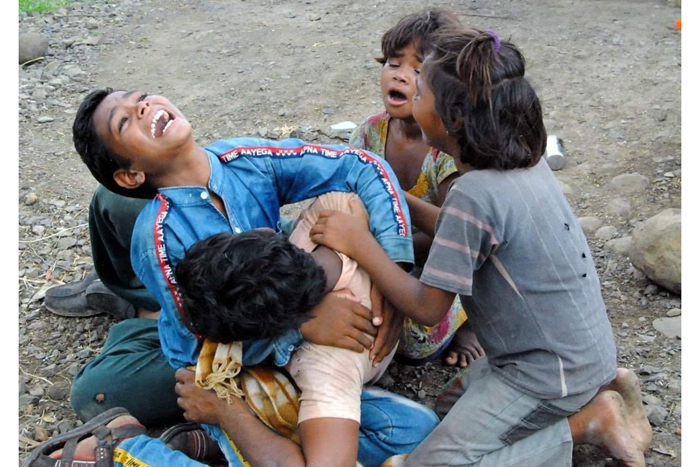 गुना दलित किसान बच्चे खेत