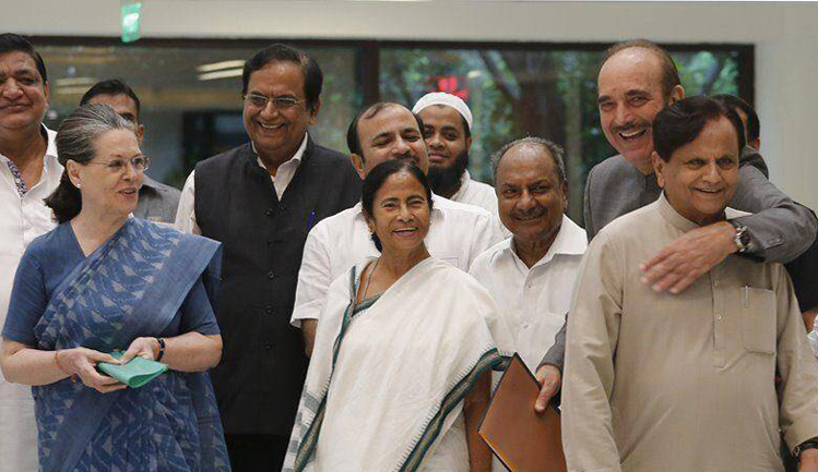 अहमद पटेल काँग्रेस गांधी परिवार सोनिया गांधी राहुल गांधी