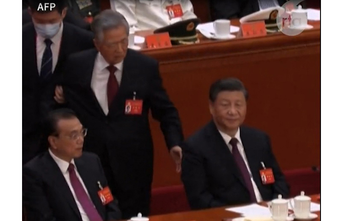 xi jinping tightens grip eases out li keqiang